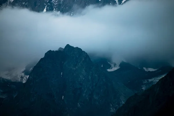 Nuvem Baixa Antes Uma Geleira Enorme Parede Montanha Rochosa Nevada — Fotografia de Stock