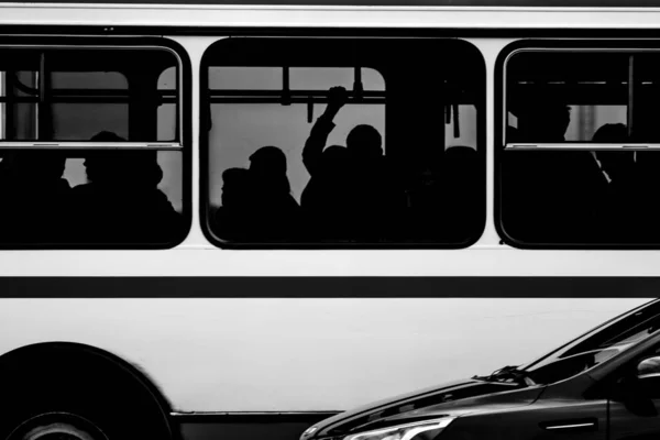 버스에 사람들의 실루엣입니다 — 스톡 사진