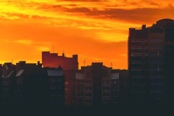 Cityscape Vivid Fiery Dawn Amazing Warm Dramatic Cloudy Sky Dark — Stock Photo, Image