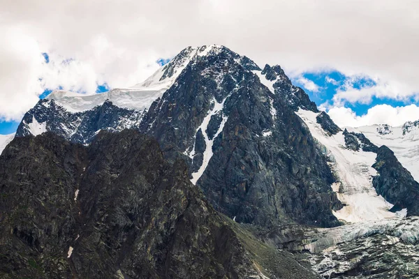 Geweldige Enorme Gletsjer Top Besneeuwde Bergketen Bewolkte Blauwe Hemel Prachtige — Stockfoto