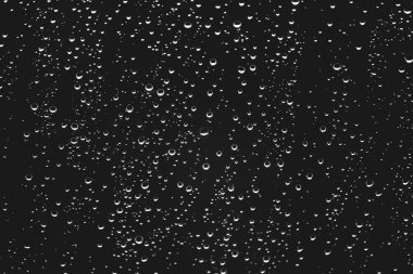 Yağmur damlalarıyla kirli pencere camı. Yağmur damlaları ile atmosferik tek renkli koyu arka plan. Damlacıklar ve lekeler kapanır. Kopyalama alanı ile makroda ayrıntılı saydam doku. Yağmurlu hava.