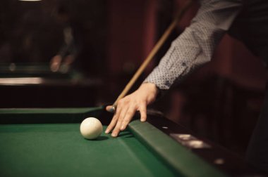 Amerikan bilardo poule.. Bilardo oynayan bir adamın fotoğrafı.
