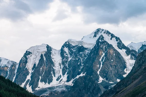 Prachtige Zonnige Gletsjer Close Zonnestraal Besneeuwde Bergtop Rotsachtige Bergkam Met — Stockfoto