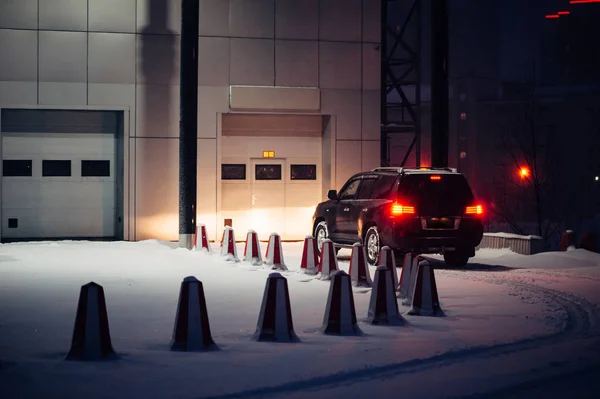 Svart Road Bil Samtal Till Automatisk Grind För Underhåll Vintern — Stockfoto