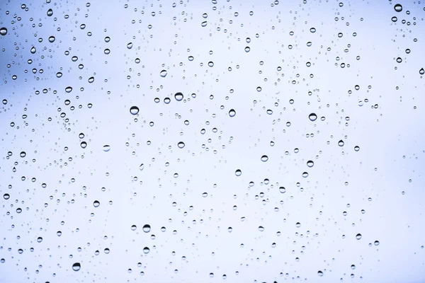 Brudne Szkło Okienne Kroplami Deszczu Atmosferyczne Niebieskie Światło Tło Raindrops — Zdjęcie stockowe