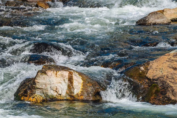 Große Felsbrocken Gebirgsbach Nahaufnahme Stromschnellen Des Schnellen Flusses Mit Kopierraum — Stockfoto