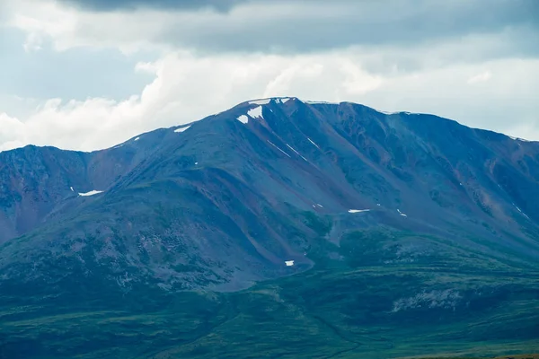 Úžasná Obrovská Hora Sněhem Nahoře Mlze Přetavené Povětrnostním Vlivům Obrovská — Stock fotografie