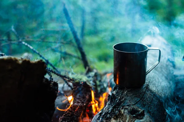 Chá Caneca Metálica Esquenta Pedra Fogueira Bebida Quente Natureza Chá — Fotografia de Stock