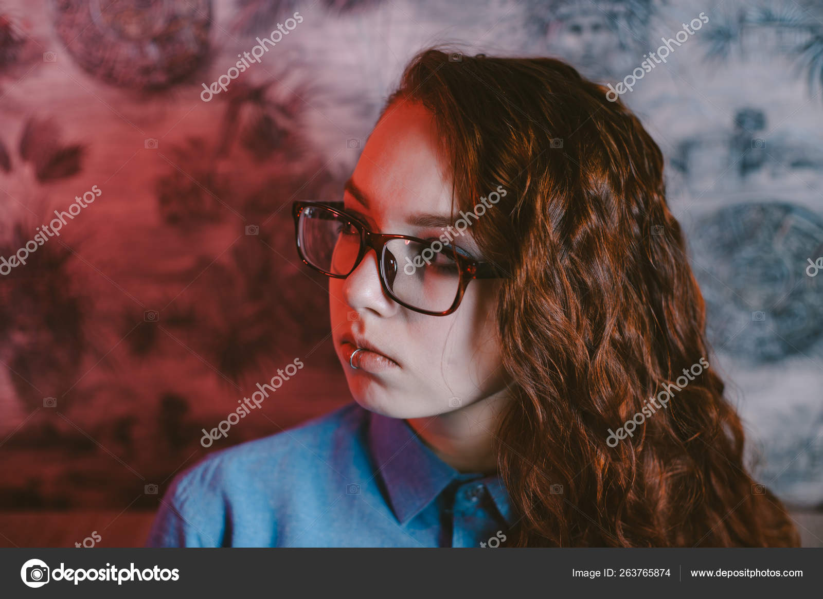 Piros Hajú Lány Elnéz Fénykép Szobában Egy Szürke Fal Háttérben — Stock  Fotó © daniilphotos #263765874