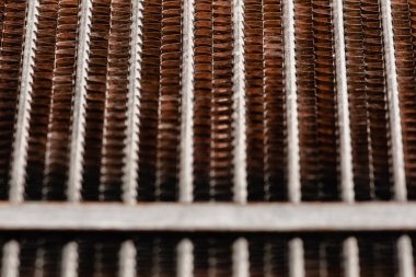 Eski, paslı otomotiv soğutucusu. Paslı, kırmızı kafes dokusu. Kılavuz.