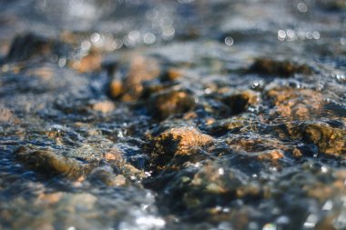 Sudaki taşların sanatsal bulanıklığı. Dağ Nehri.