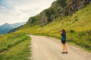 Dağ yolunda ki kameradaki kız fotoğrafları. Model arka ile döndürüldü. Dağ Altay.