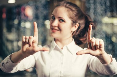 Ekranda sanal bir dokunmatik dokunmatik ekranla çalışan genç bir kız. İş kadını, görünmez camdaki holografik arayüzle etkileşime girer..