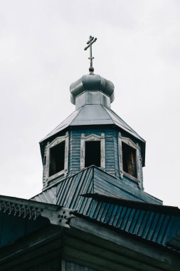 Oyma pencereleri olan eski rustik ahşap kilise.