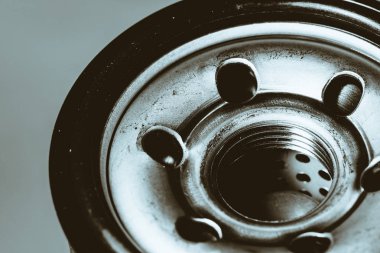 Yağ filtresinin tek renkli arkaplan görüntüsü. Otomatik bölümün sanat makro fotoğrafçılığı.