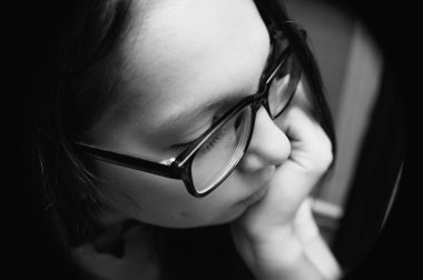 Bir kızın yakın çekim siyah beyaz portresi. Bozulma. fr görüntüle