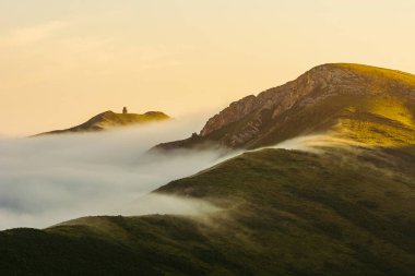 Dağların yükseklerinde güneşli bir sabah. Tepelerde sis var. Altay. Şafak.
