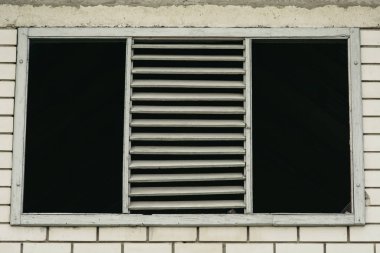Tuğla duvardaki eski ahşap bir pencere. Beyaz.