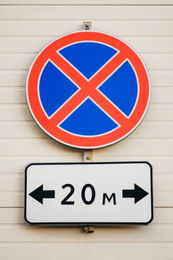 Yol trafik işareti. Park yeri yok. 20 m.