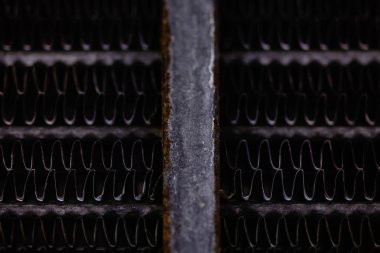 Eski, paslı otomotiv soğutucusu. Paslı, kırmızı kafes dokusu. Kılavuz.