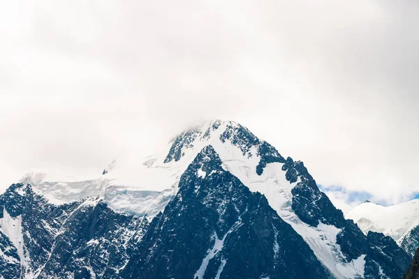 Fantastisk Stor Glaciär Topp Snöig Bergskedjan Mulen Himmel Underbar Jätte — Stockfoto