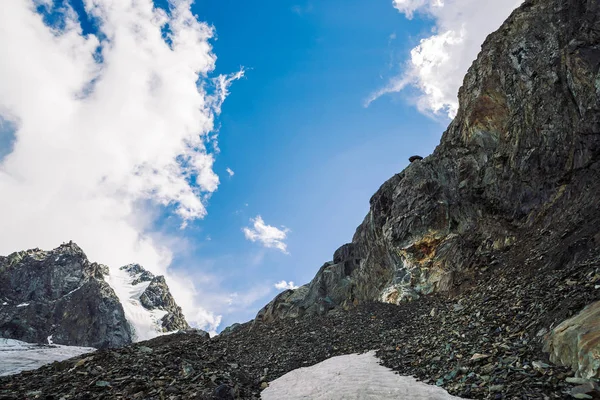 Nieve Cordillera Cerro Nevado Atmosférico Bajo Cielo Azul Nublado Maravillosas —  Fotos de Stock