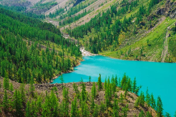 Veloce Torrente Montagna Sfocia Azzurro Lago Montagna Valle Montagne Meravigliose — Foto Stock