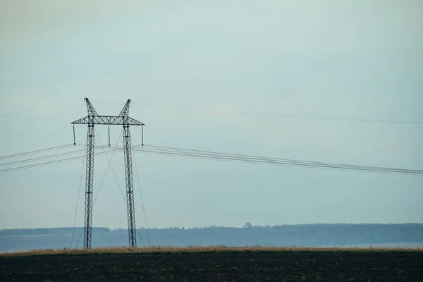 Linie Zasilające Tle Błękitnego Nieba Zbliżenie Sylwetka Słupa Elektrycznego Przestrzenią — Zdjęcie stockowe