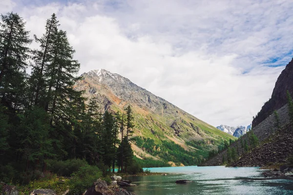 Grandi Massi Acqua Lago Montagna Sfondo Montagne Giganti Conifere Incredibile — Foto Stock