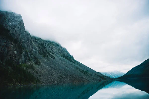 Nuvem Gigante Acima Montanha Rochosa Com Árvores Nevoeiro Incrível Lago — Fotografia de Stock