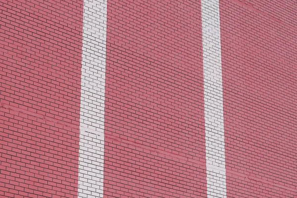 白い線が付いているピンクのレンガの壁 壁近代的な建物クローズアップの背景 — ストック写真