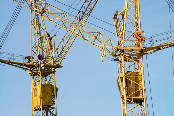 Grandi Gru Torre Contro Cielo Blu Immagine Sfondo Attrezzature Costruzione — Foto Stock