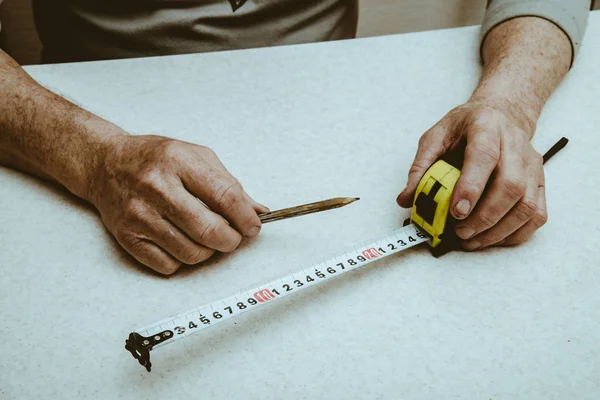 Kezében Idős Dolgozó Ember Ceruzával Rulett Közelről — Stock Fotó