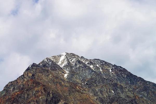 Puncak Gunung Bersalju Langit Berawan Pegunungan Berbatu Bawah Awan Cuaca — Stok Foto