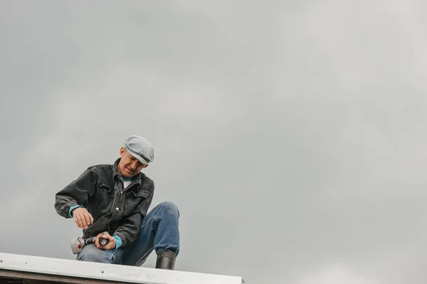 Homem Roupas Trabalho Apertar Parafusos Com Uma Chave Fenda Telhado — Fotografia de Stock