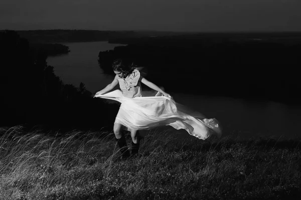 Menina Incrível Dançando Vestido Com Xale Branco Grande Noite Fundo — Fotografia de Stock