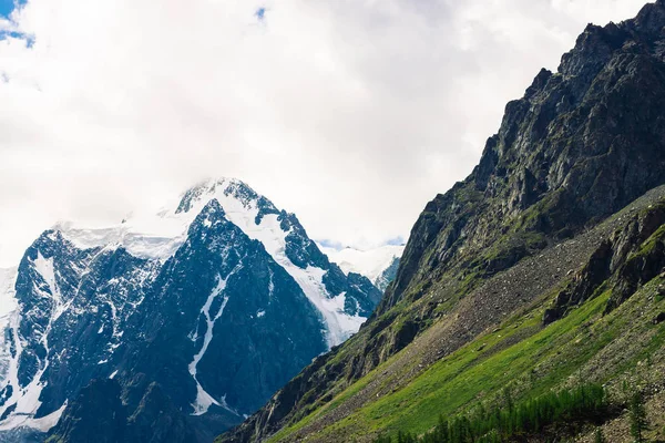 Increíble Enorme Glaciar Detrás Del Bosque Coníferas Cordillera Nevada Cielo — Foto de Stock