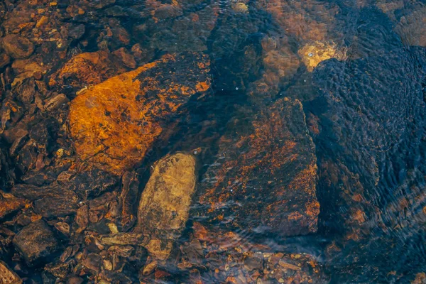 Podvodní Hladinové Kameny Pramenité Vodě Blízko Vytékání Vody Čistí Mezi — Stock fotografie
