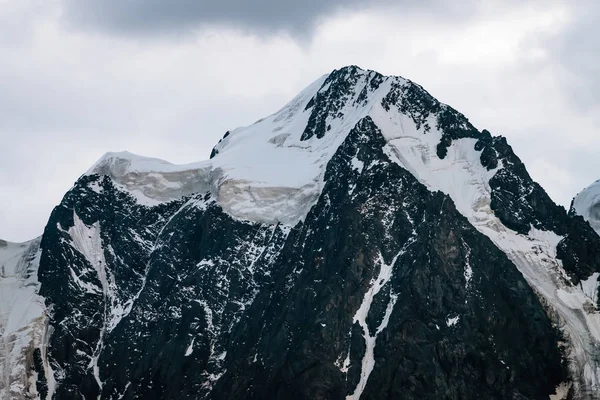 Underbar Glaciär Närbild Snöig Mörk Bergstopp Molnig Himmel Klippig Med — Stockfoto