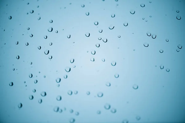 有雨滴的窗玻璃 大气薄荷蓝色浅色背景 有雨滴 蓝色的水滴靠近了 详细透明的水胺纹理在宏与复制空间 — 图库照片
