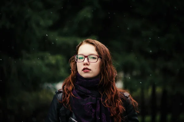 Красива Молода Дівчина Рудим Волоссям Зеленому Природному Тлі Снігові Пластівці — стокове фото