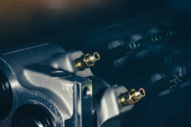 Kirli bir camın arka planında karmaşık mekanizmanın yakın çekim bir parçası.