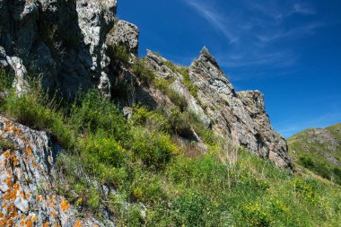 Kayalık dağlar yeşilliklerle kaplı.