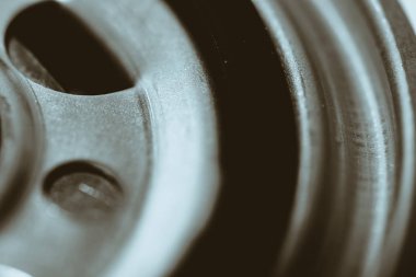 Yağ filtresinin tek renkli arkaplan görüntüsü. Makro fotoğrafçılıktaki otomatik bölümden sanat çalışmaları.