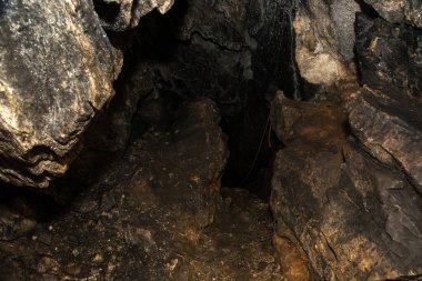 Derin bir mağaranın içini görmek. Karanlık bir karanlık.