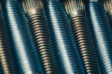 Mavi ve sarı tonlarda otomotiv cıvatalarından arka plan yakın.