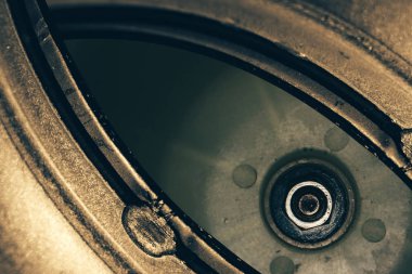 Steampunk tarzında olağandışı robotik göz. Odaklanmış robot görünümü. Arka plan deseni yakın çekim.