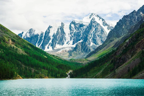 Wonderful Giant Snowy Mountains Creek Flows Glacier Mountain Lake Shine — Stock Photo, Image