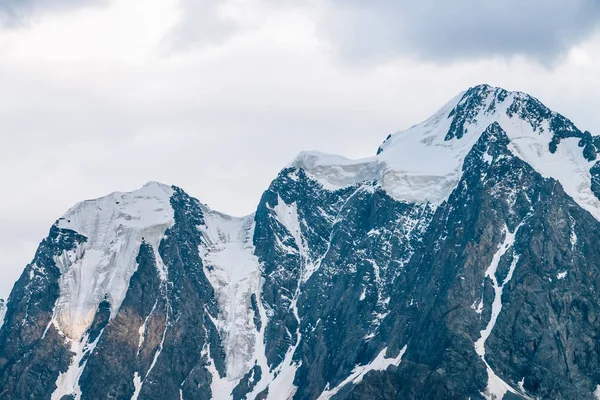 Prachtige Zonnige Gletsjer Close Zonnestraal Besneeuwde Bergtop Rotsachtige Bergkam Met — Stockfoto