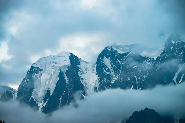 Nízký Mrak Před Obrovským Ledovcem Gigantické Zasněžené Skalnaté Hory Pod — Stock fotografie